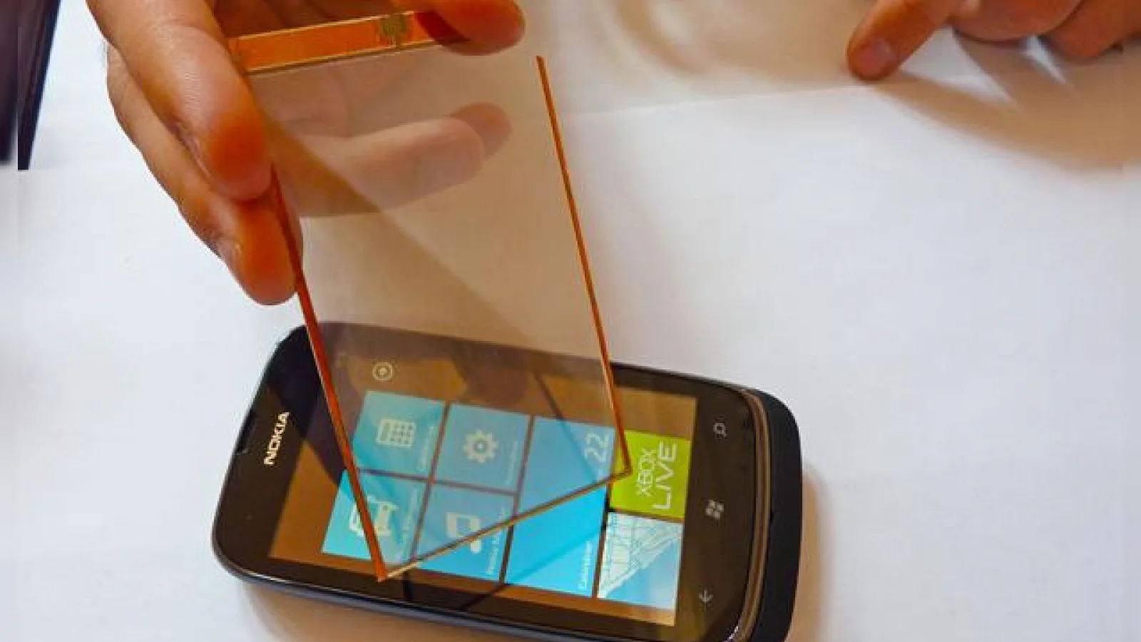 Un startup francez a creat display-ul transparent de telefon care suportă Încărcarea cu energie solară