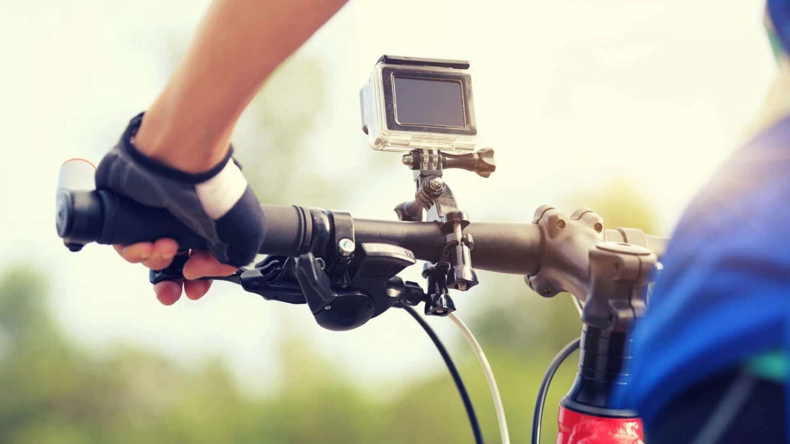 E LUNI e AMAZON: Azi vă recomandăm o cameră de acțiune accesibilă, cu o mulțime de accesorii la pachet, ce poate filma 4K