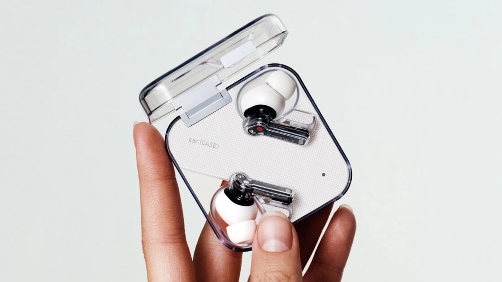 Căștile wireless Nothing Ear (1) sunt acum disponibile în oferta eMAG la o sumă atractivă!