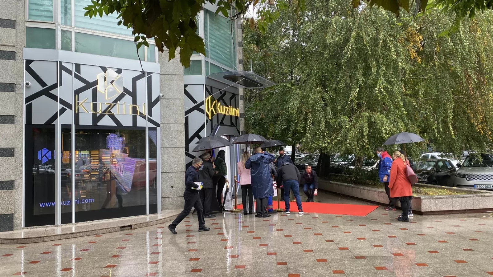Am fost să văd Kuziini, showroom inteligent în care intri cu scanare facială şi îţi creezi digital mobila de bucătărie