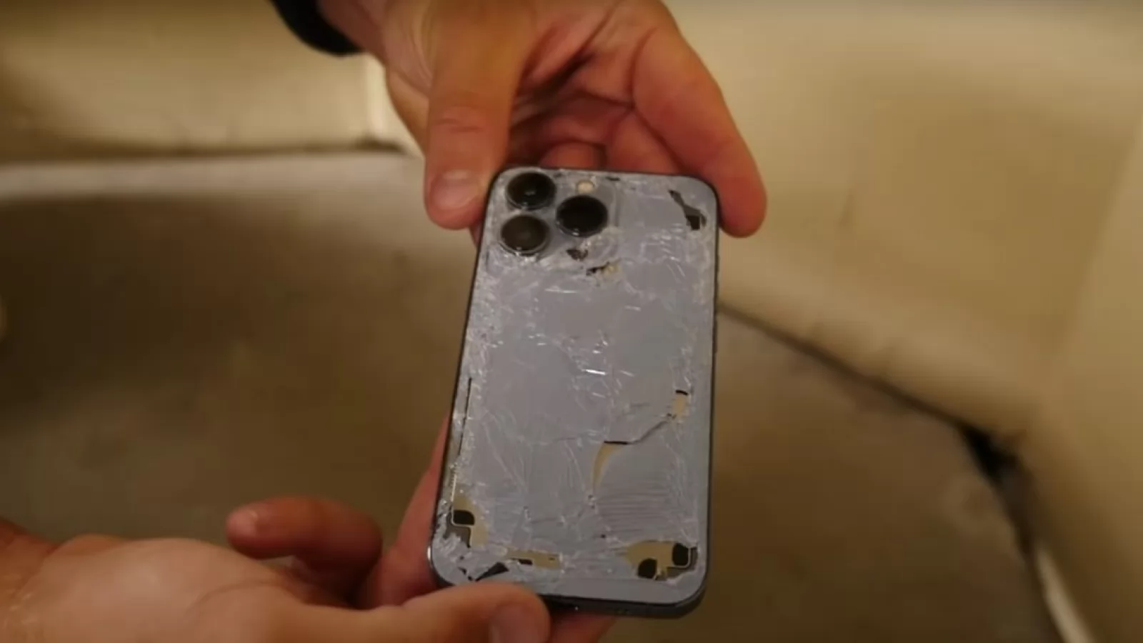 iPhone 13 Pro versus Nokia 3310 la un drop test de 25 etaje; Avem un câştigător surpriză! (Video)
