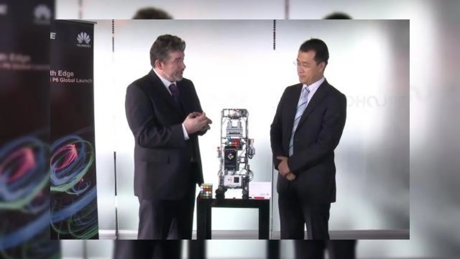 Huawei Ascend P6 poate rezolva cubul lui Rubik cu ajutorul unor jucării Lego (Video)