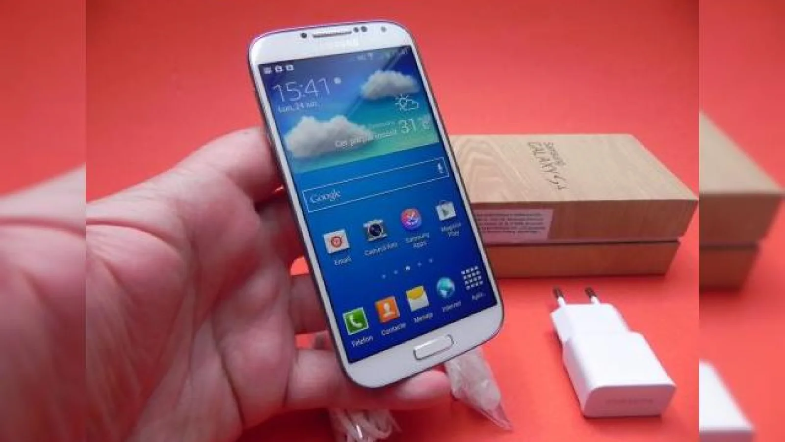 Samsung Galaxy S4 unboxing: cutie cu motiv de lemn, accesorii utile, smartphone cuceritor la primul contact (Video)