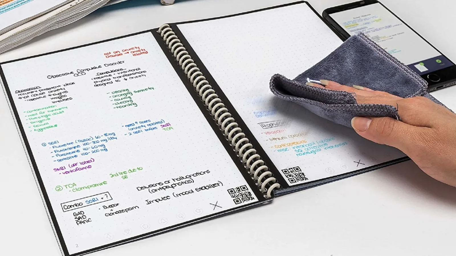 E LUNI e AMAZON: Azi vă recomandăm caietul reutilizabil Rocketbook Smart, care te ajută să îți accesezi cursurile și lecțiile direct de pe smartphone sau tabletă