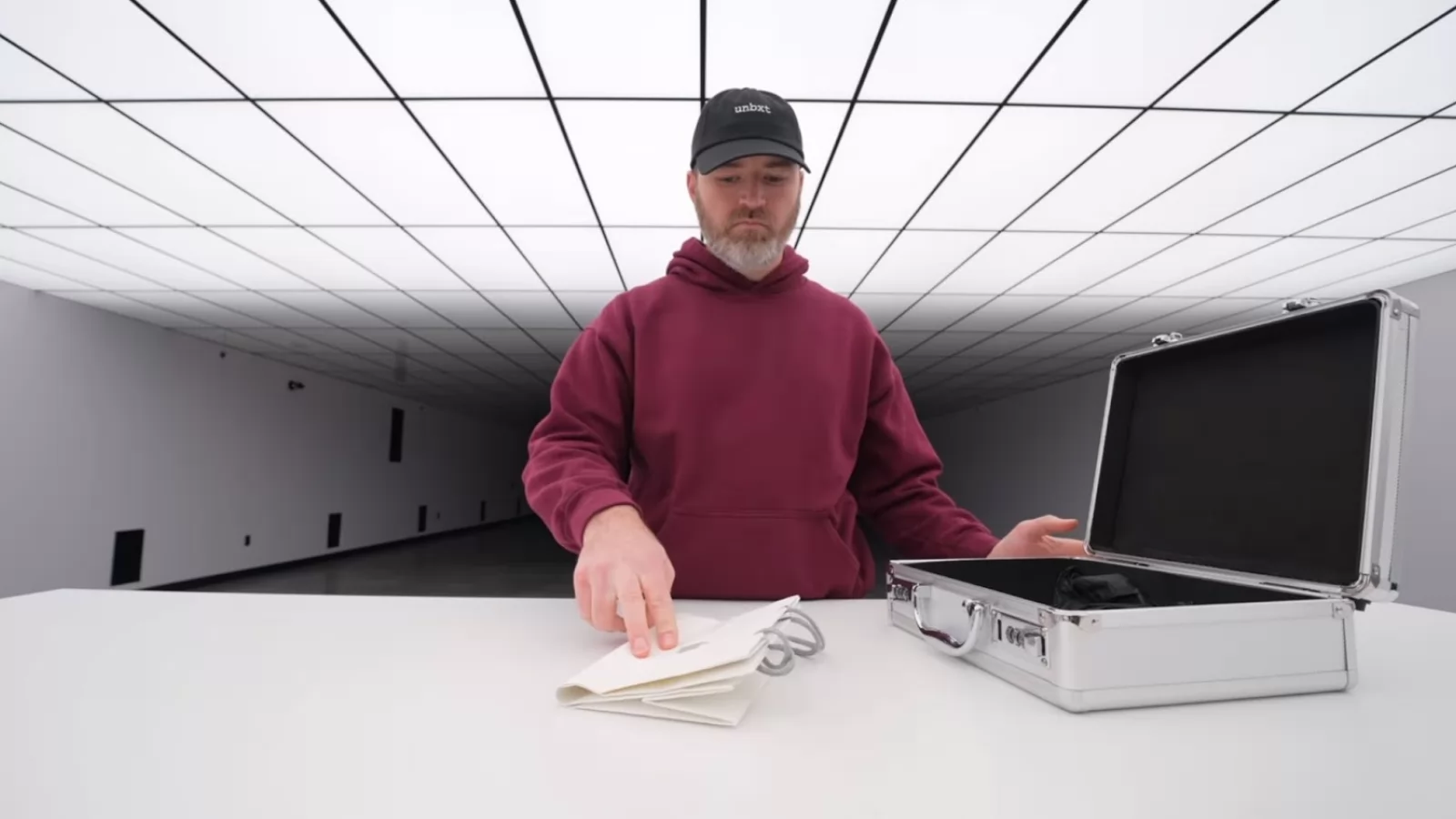 Cel mai aşteptat unboxing al toamnei: cârpa Apple primeşte un video marca Unbox Therapy