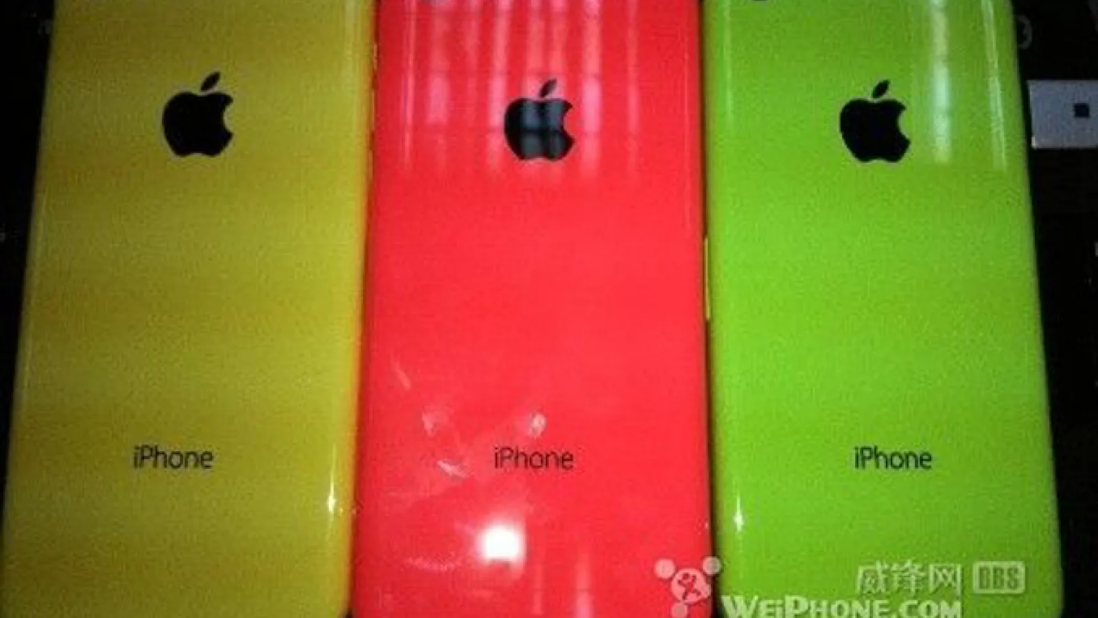 Încă o serie de imagini cu iPhone-uri colorate din plastic duc cu gândul la un model tineresc