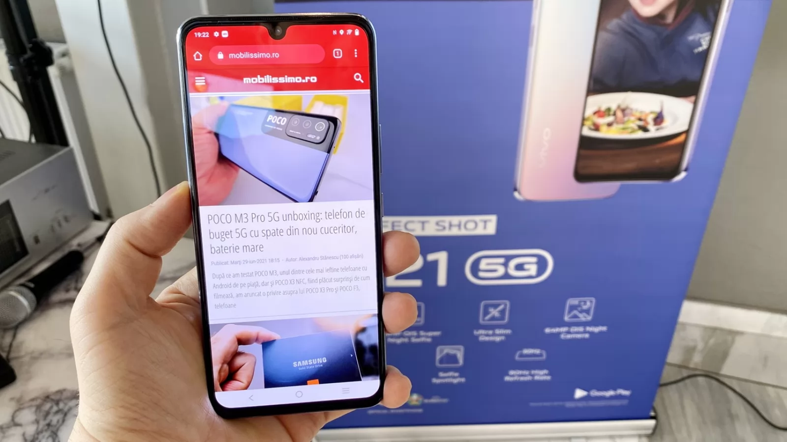 vivo V21 5G: Display luminos, satisfăcător la playback şi nu numai