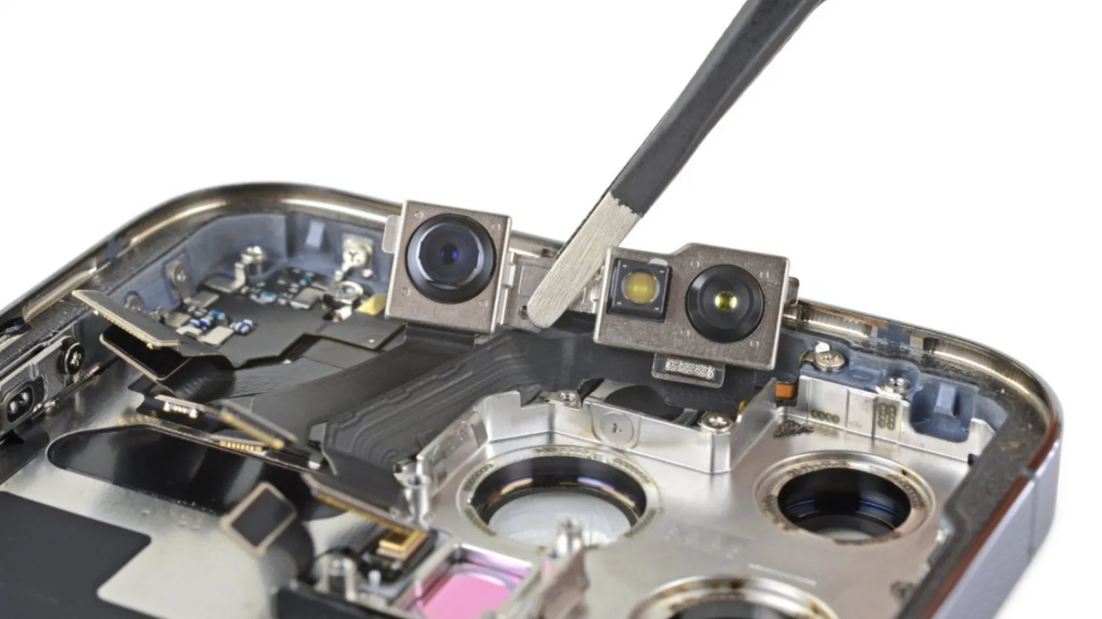 Display-ul seriei iPhone 13 va putea fi înlocuit inclusiv în service-uri neautorizate! Apple lucrează la un update prin care Face ID-ul nu va mai fi dezactivat după operațiune