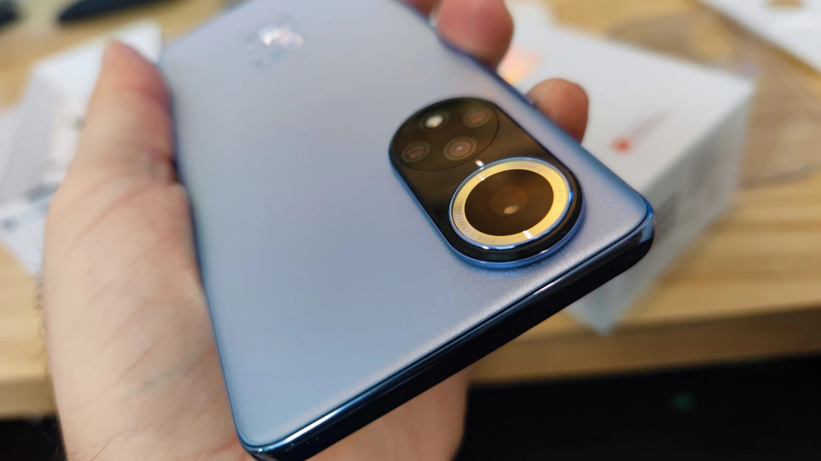 Huawei și-ar putea licenția design-urile de telefoane către companii din China pentru a evita interdicţiile americanilor