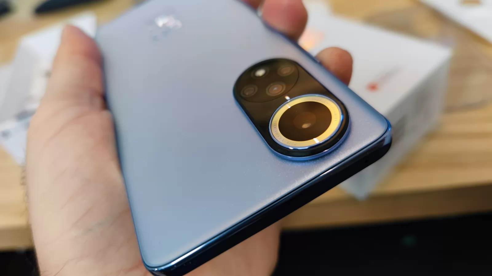 Huawei și-ar putea licenția design-urile de telefoane către companii din China pentru a evita interdicţiile americanilor