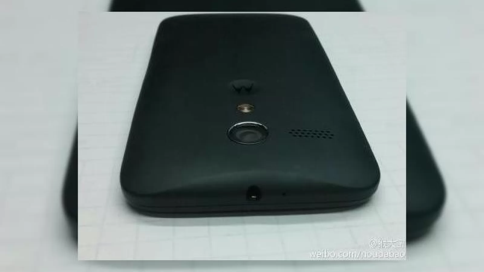 Motorola X apare În una din puținele imagini care Îi prezintă spatele, În versiunea neagră