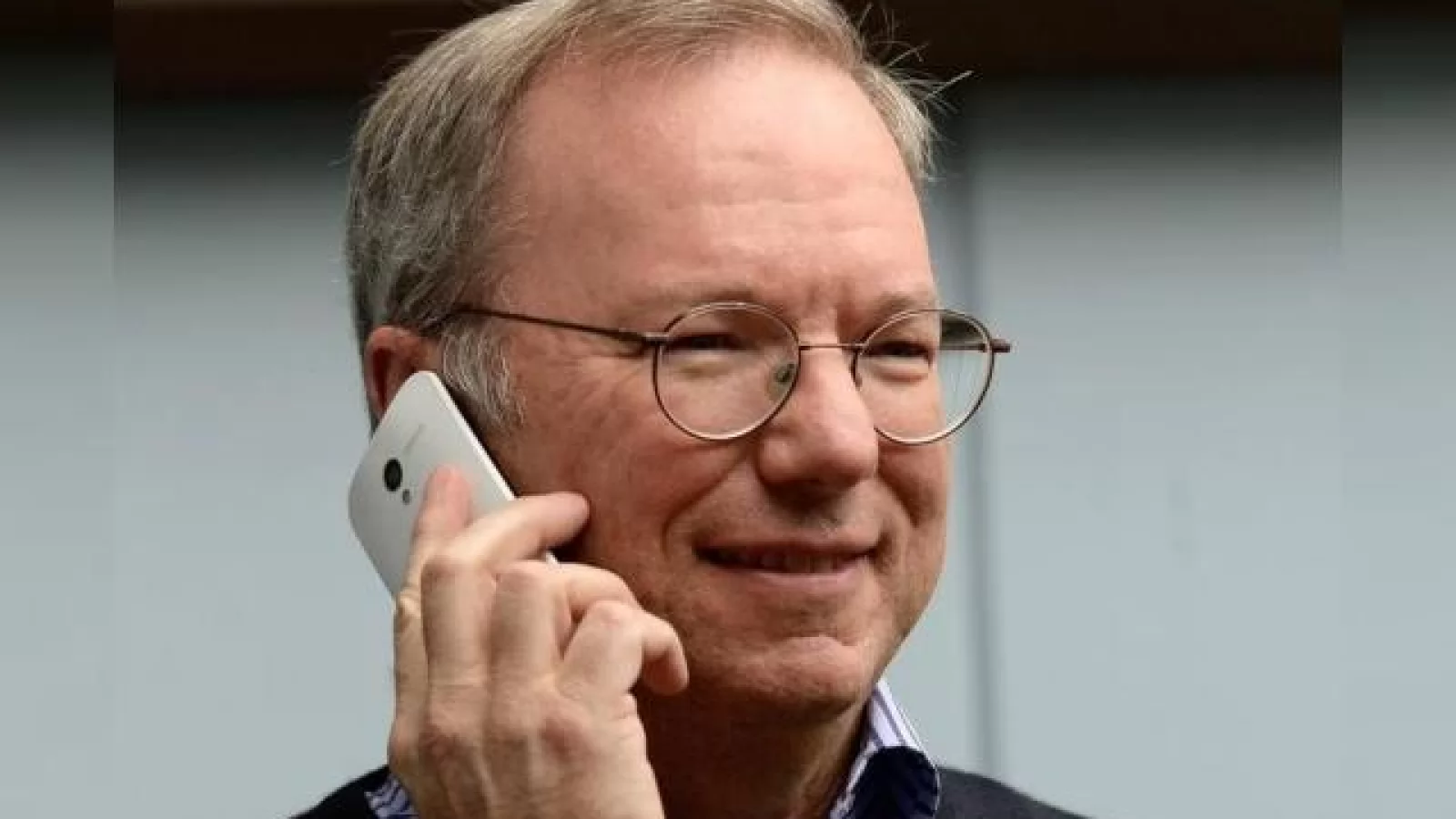 Motorola X Își face apariția În mâinile lui Eric Schmidt, aduce cu HTC One