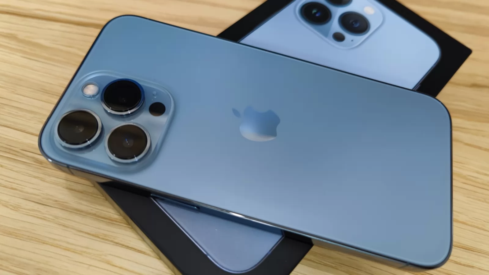 Apple iPhone 13 Pro: Design masiv, dar familiar, dar tot masiv...