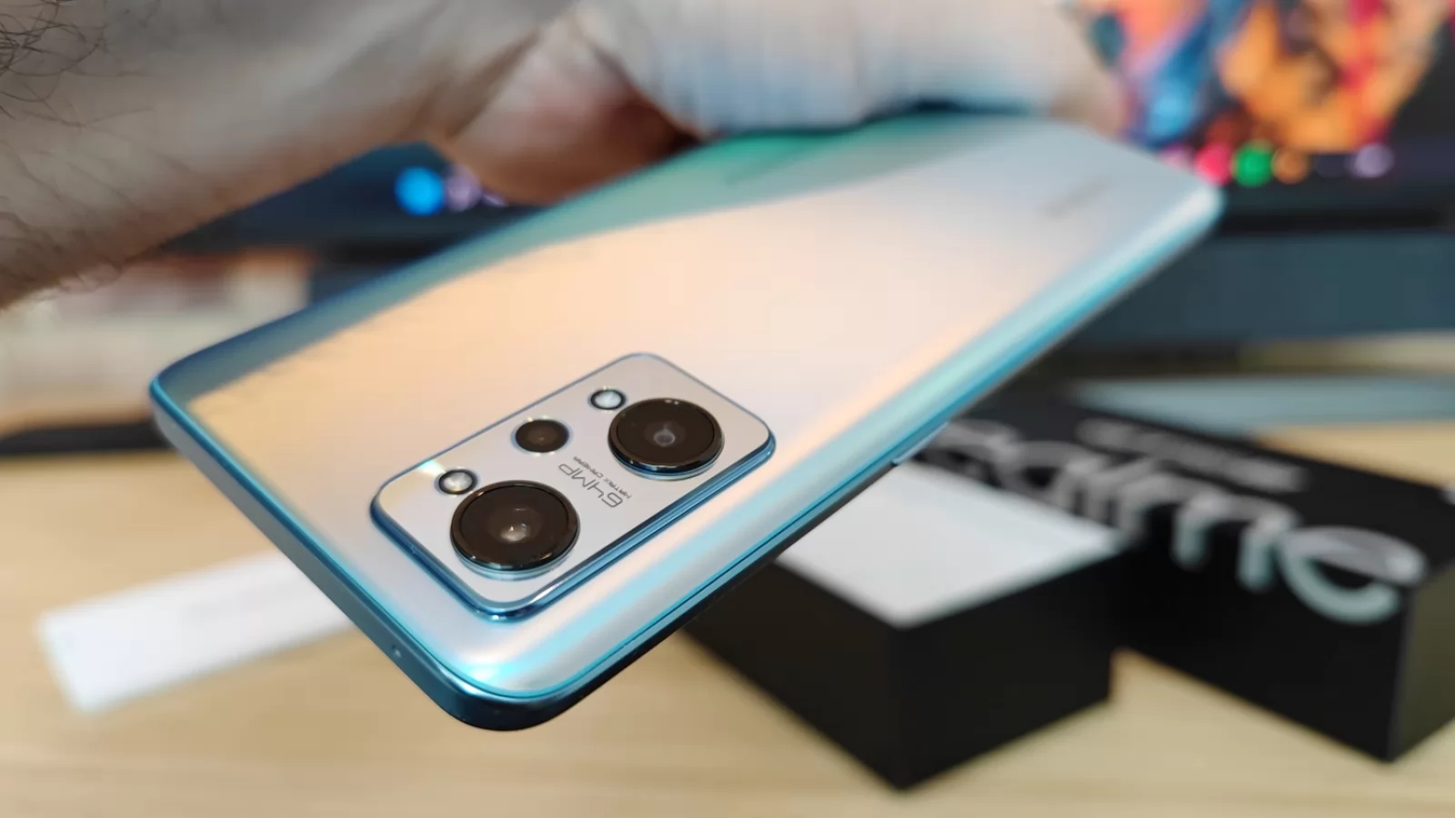 realme GT Neo2 unboxing: telefon de gaming sub acoperire, cu răcire cu diamante şi cel mai responsiv ecran (Video)
