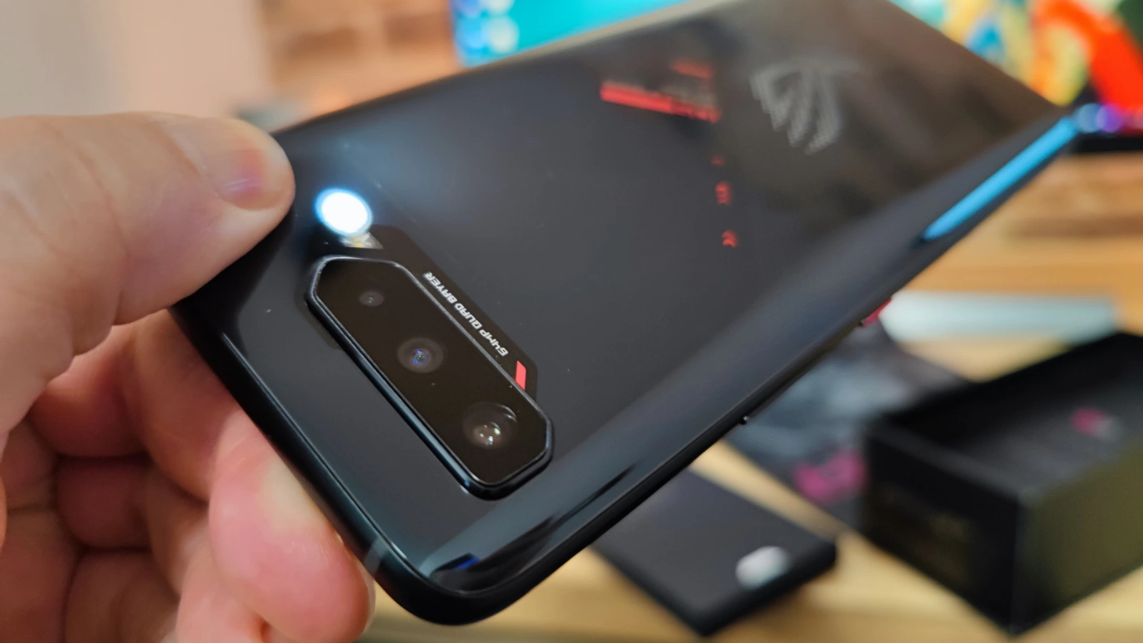 Turul Magazinelor #1027: Două telefoane de gaming de top sosite la noi, Fitbit Luxe la preţ bun, iPhone 7 de 128 GB la 799 lei