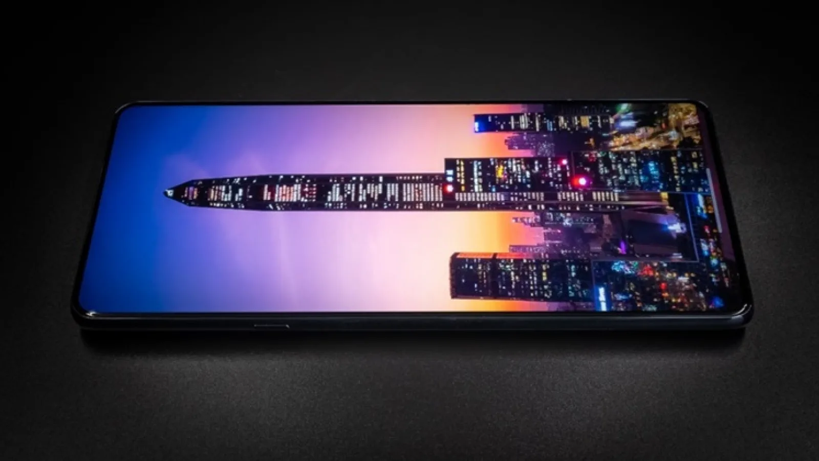 Moto Edge X30 va sosi și într-o versiune specială, cu cameră selfie de 60 MP ascunsă sub display