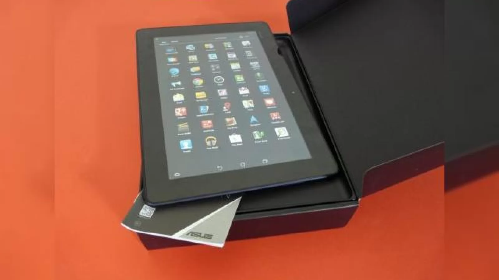 ASUS MeMo Pad FHD 10 unboxing: scoatem din cutie o tabletă midrange cu design plăcut (Video)