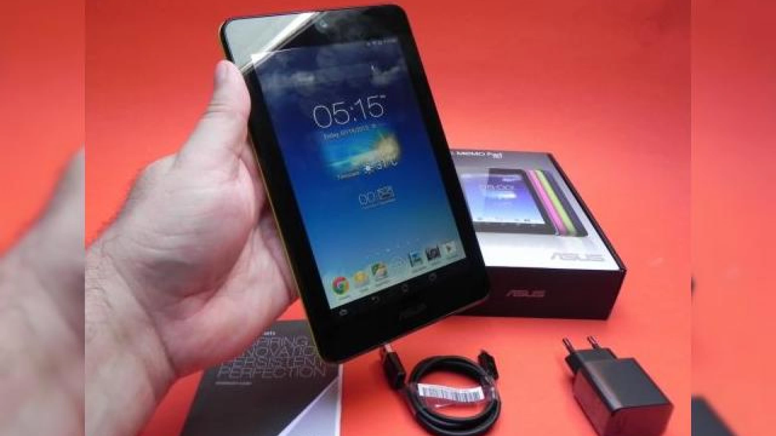 ASUS MeMo Pad HD 7 unboxing: tabletă quad core cu preț accesibil, look tineresc (Video)