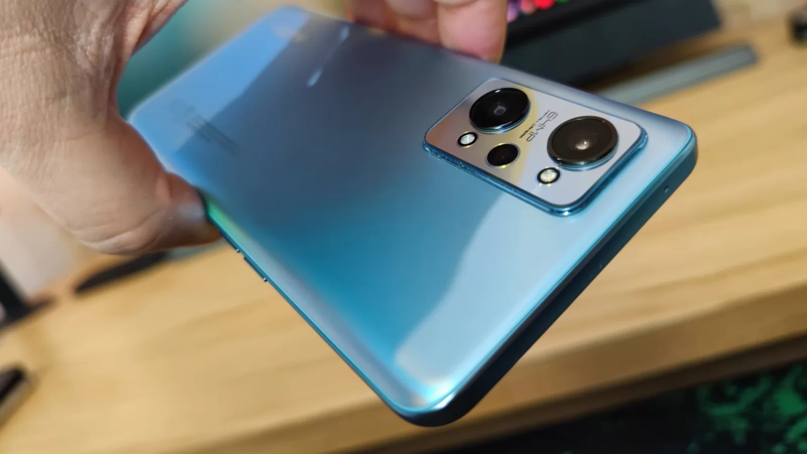 realme GT Neo 2: Design încântător de privit, cu un gradient hipnotizant
