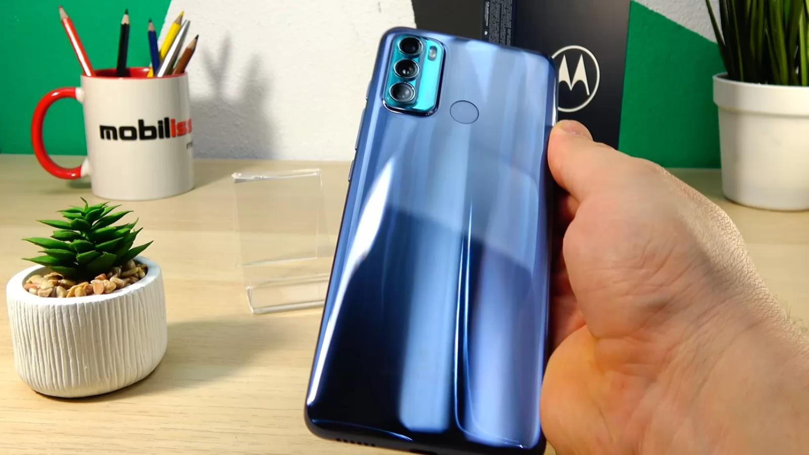 Motorola Moto G60: Design fără prea multă imaginaţie, spatele e captivant