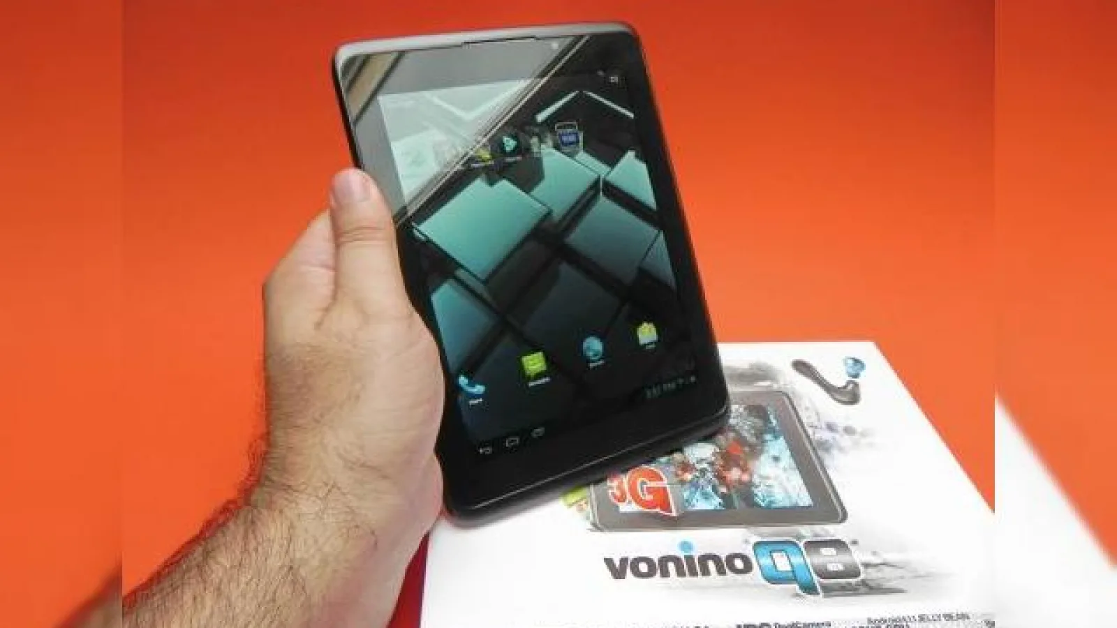 Vonino Q8 - unboxing pentru tableta low-cost cu procesor Qualcomm quad-core și conectivitate 3G (video)