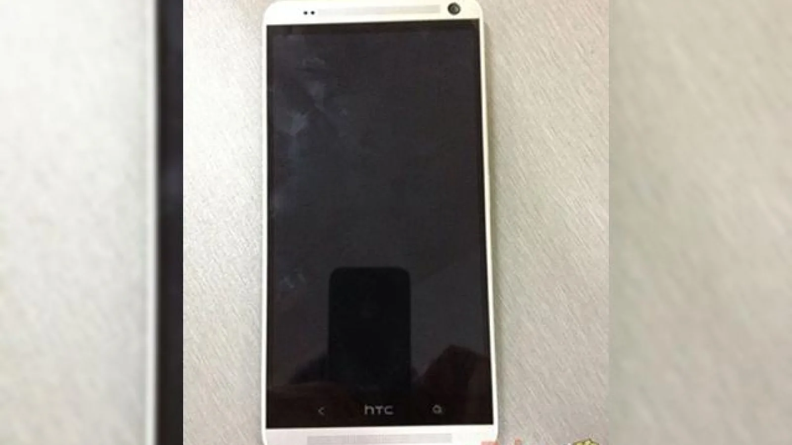 HTC One Max fotografiat pentru prima oară: phablet cu ecran de 5.9 inch