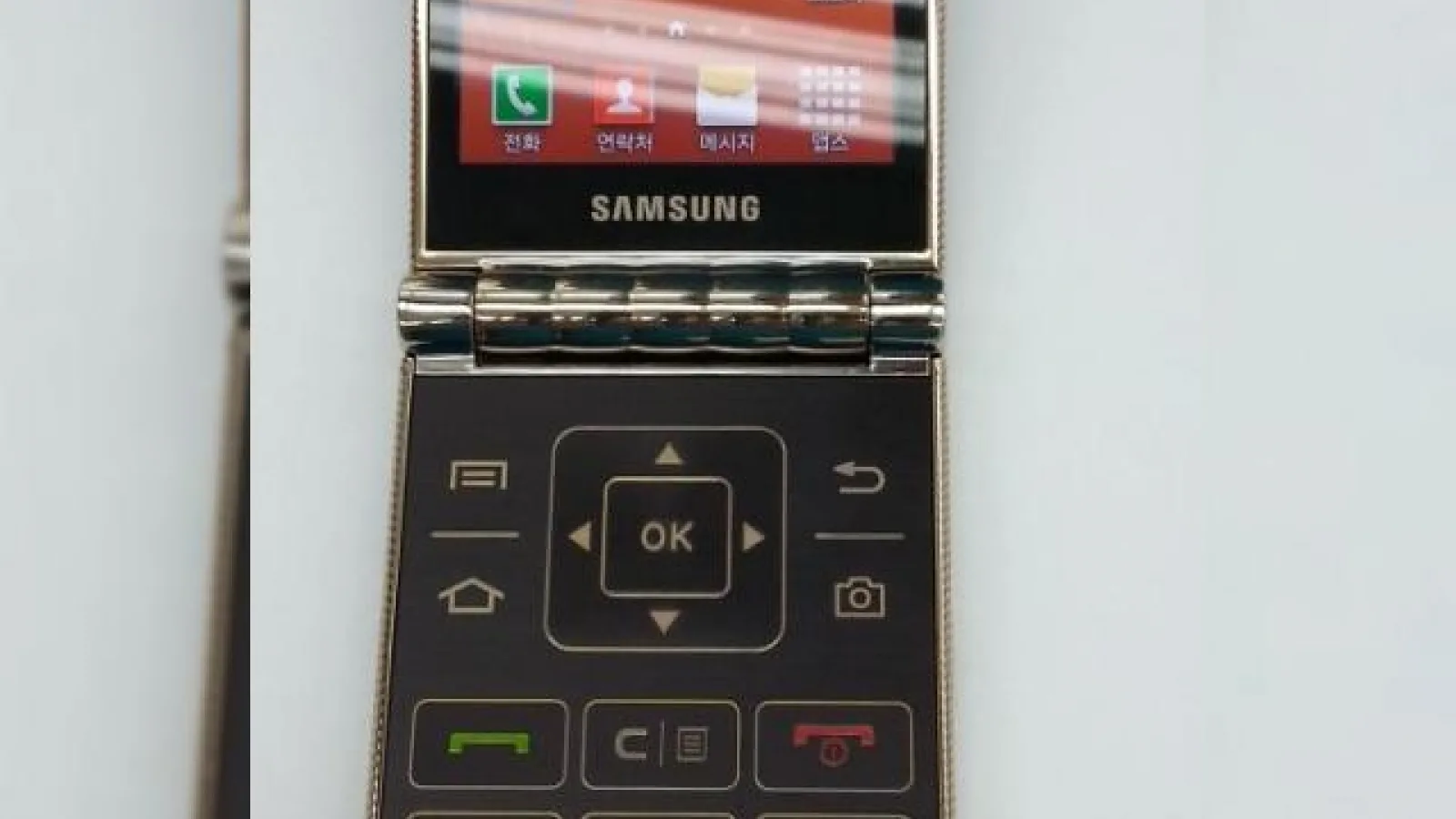 Noul telefon cu clapetă de la Samsung, Galaxy Folder apare În imagini semi oficiale