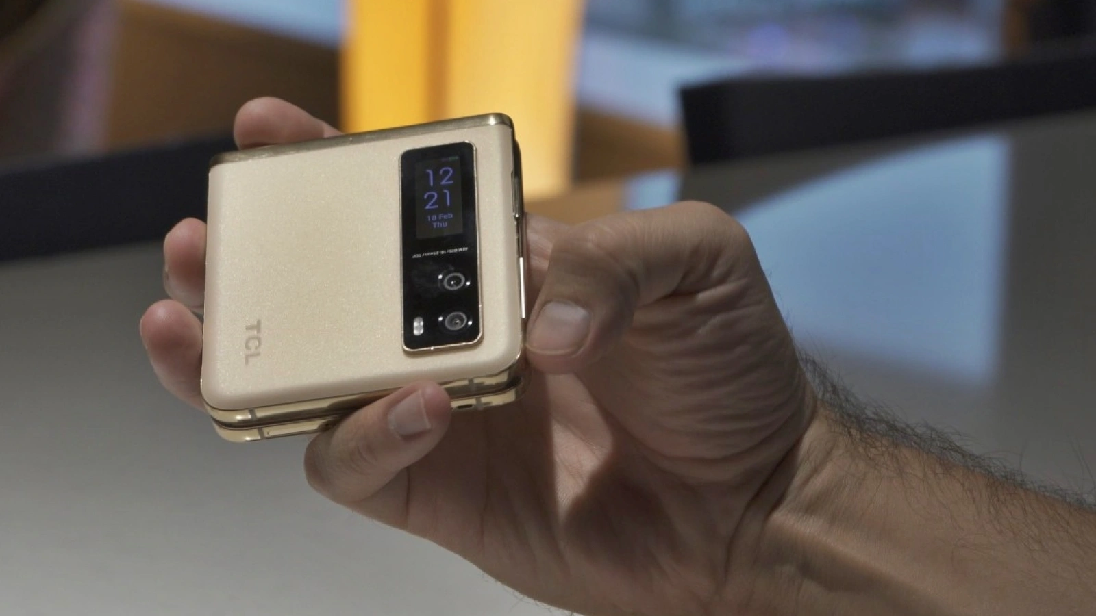 CES 2022: TCL are un smartphone pliabil cu clapetă, pe care îl prezintă momentan doar sub formă de prototip - TCL Flex V
