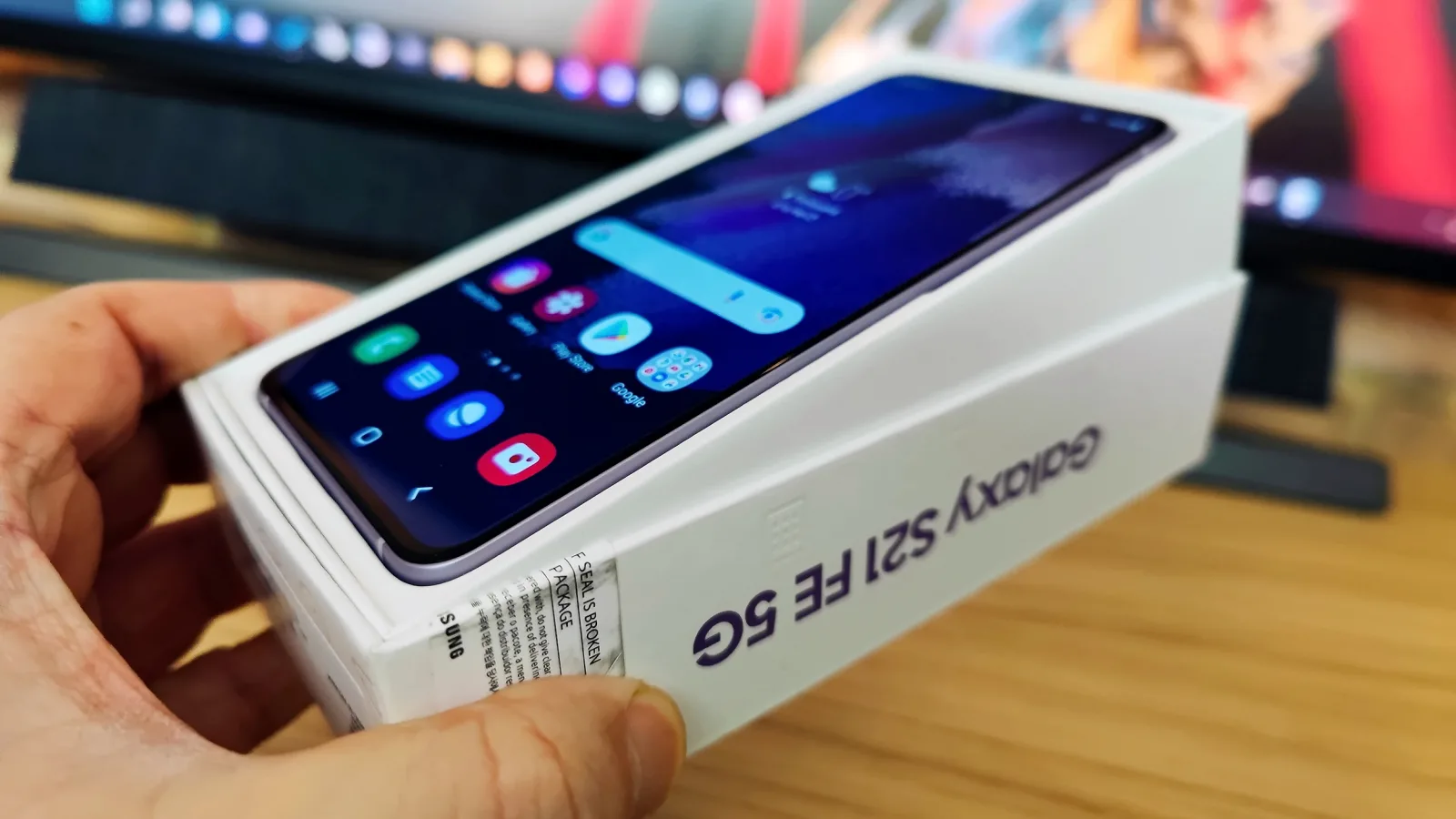 Samsung Galaxy S21 FE 5G Unboxing: primul potenţial hit din 2022 scos din cutie (Video)