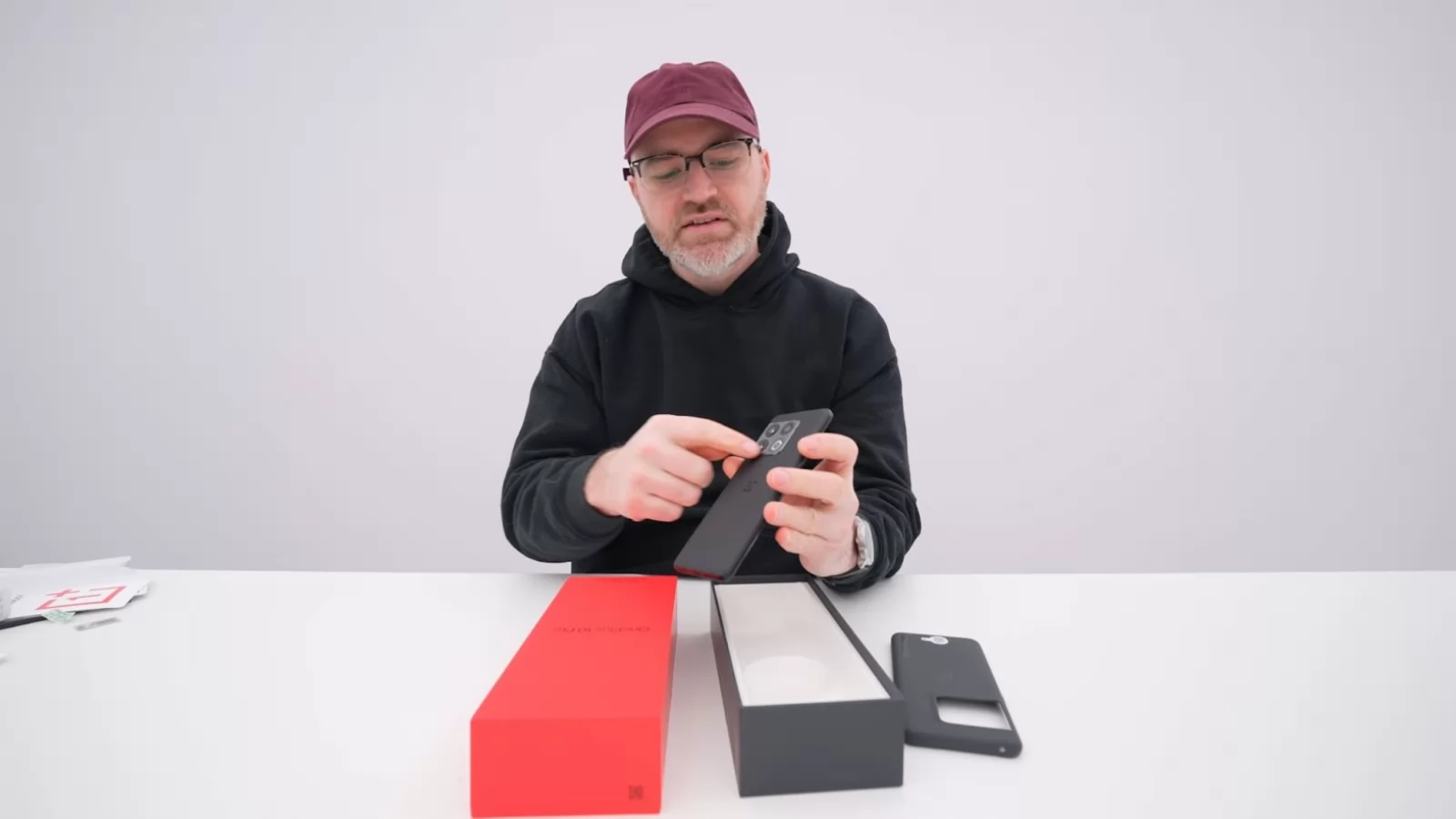 OnePlus 10 Pro primeşte un unboxing de la Unbox Therapy; Vedem ce e în cutie şi primele impresii (Video)