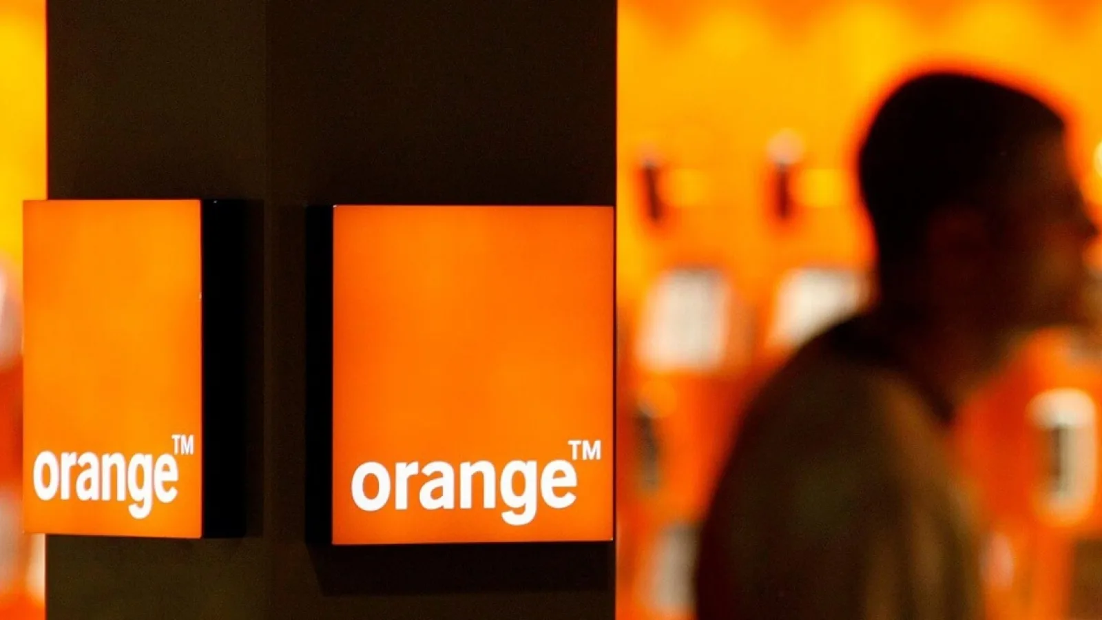 Ce beneficii au angajații Orange România și familiile acestora la portare? Galaxy S21 FE ajunge la doar 169 euro (+ căști Galaxy Buds2 cadou)