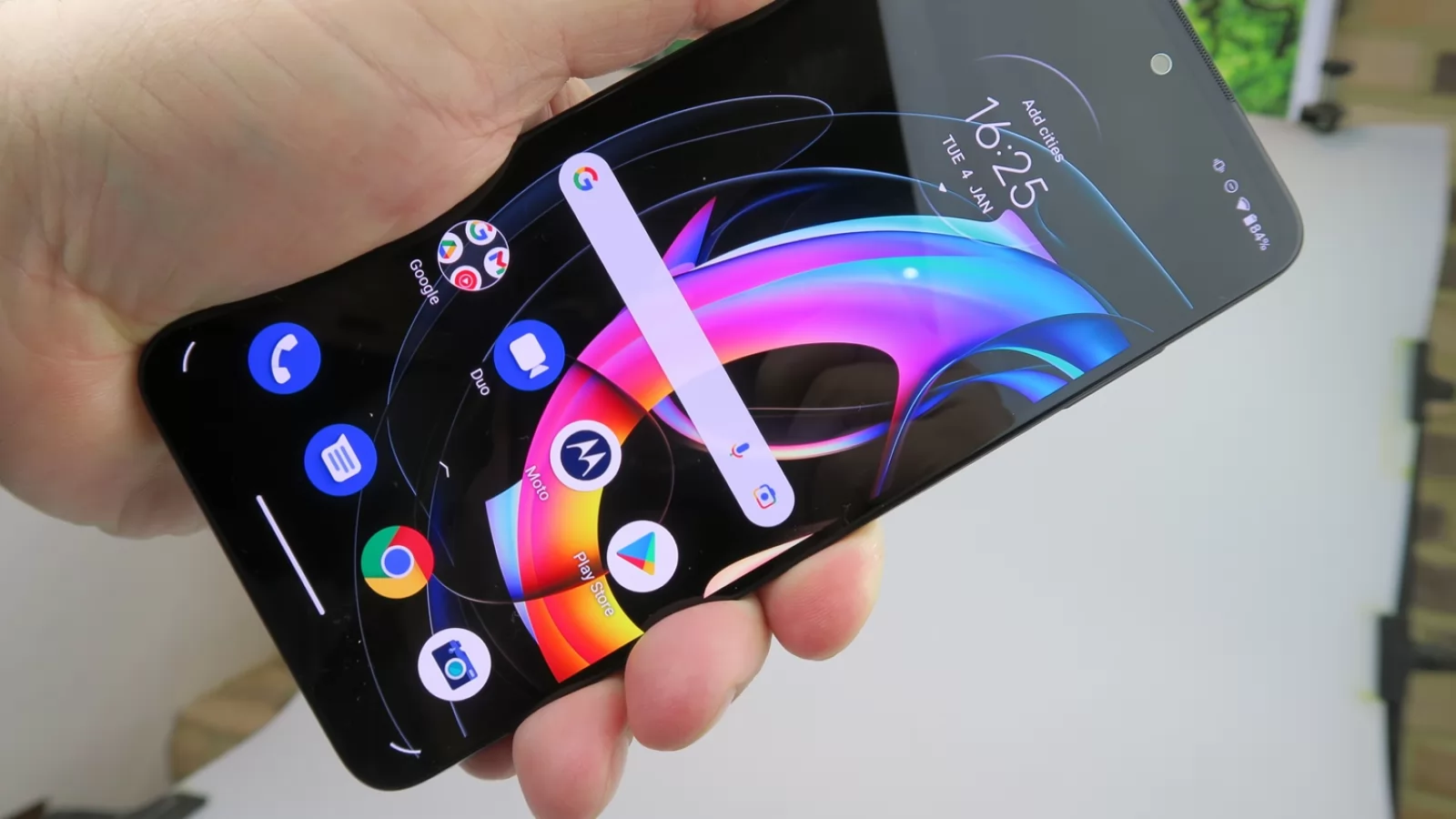 Motorola Edge 20 Lite: Display OLED cu o calitate deosebită a culorilor şi cu iluminare de top