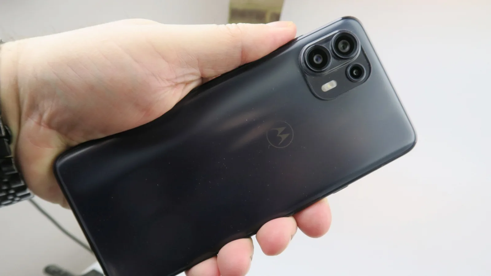 Motorola Edge 20 Lite: Hardware demn de un telefon clasic midrange