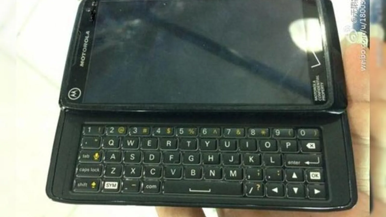 Un nou telefon Android cu tastatură glisantă! Iată primele imagini cu Motorola Droid 5!