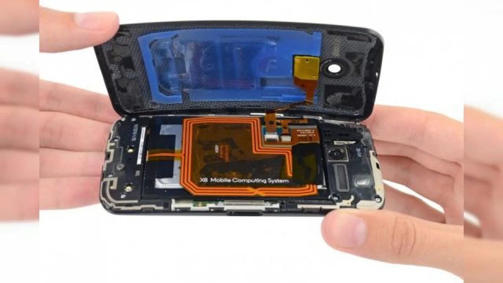 Moto X disecat de iFixit: folosește mult adeziv și ni se dezvăluie și sistemul de procesare X8