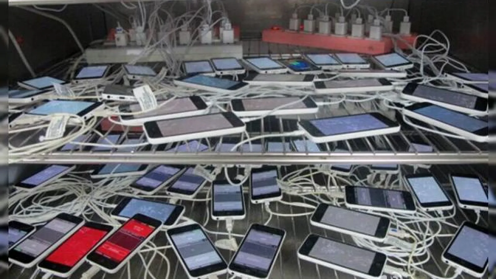 O grămadă de iPhone-uri 5C puse la Încărcat fotografiate În China