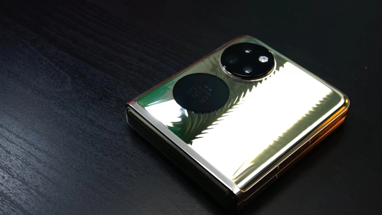 Huawei P50 Pocket: Design pliabil de tabacheră a iubitei lui James Bond