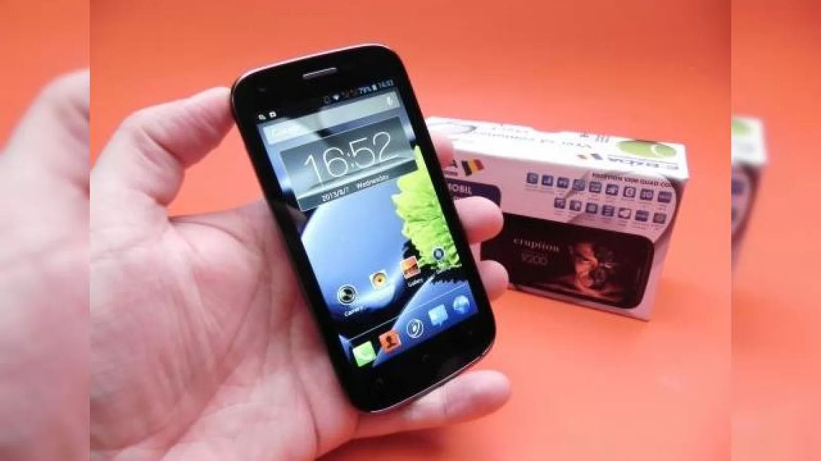 E-Boda Eruption V200 Quad Core unboxing: telefon dual SIM quad core cu accesorii binevenite (Video)