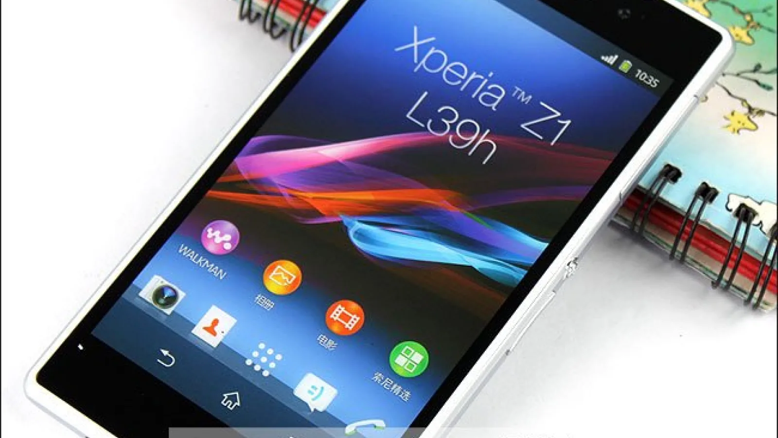 Sony Xperia Z1 fotografiat sub formă de machete foarte realiste, albe și negre