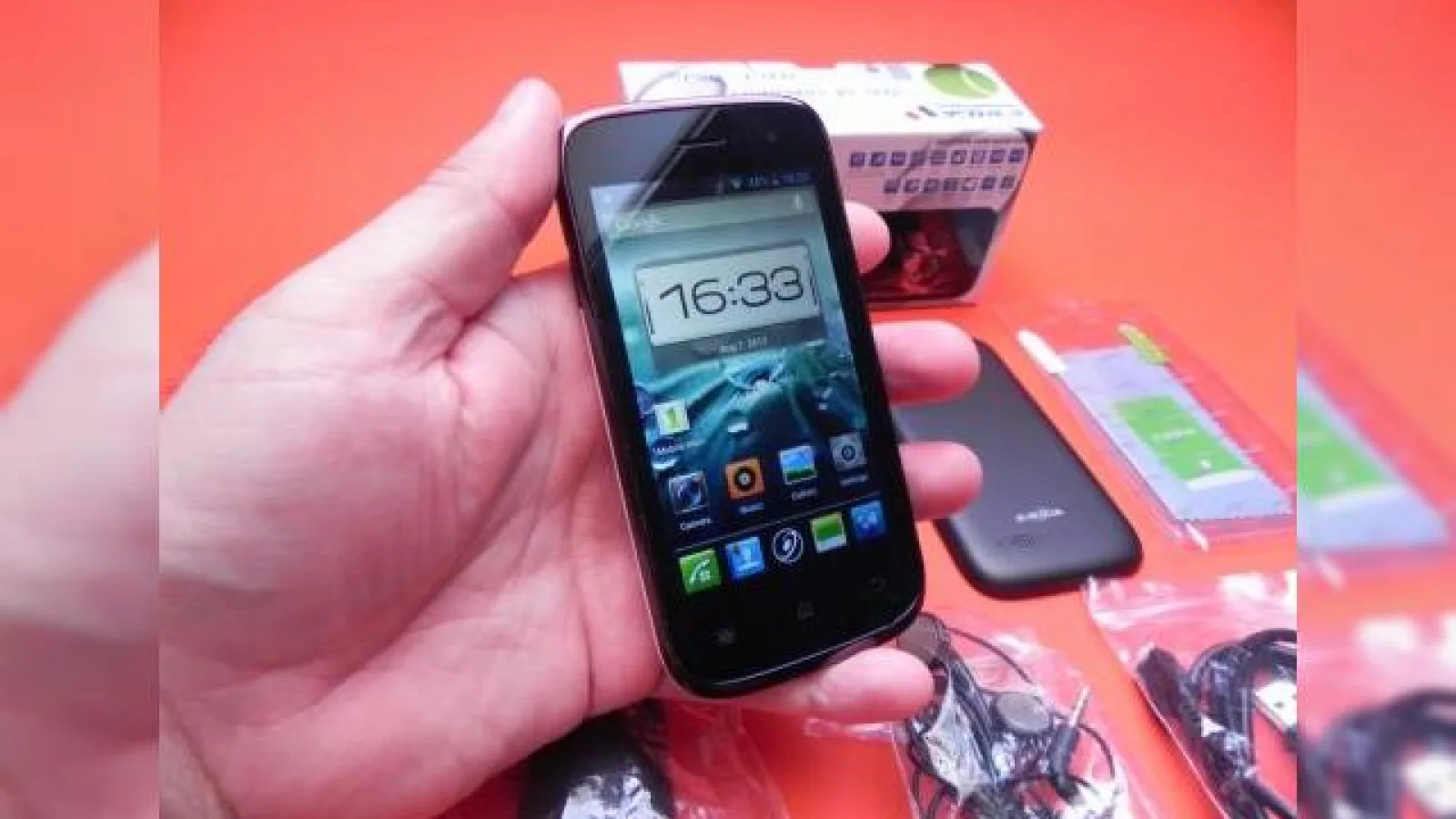 E-Boda Storm V100 unboxing: telefon dual core dual SIM cu preț foarte bun (Video)