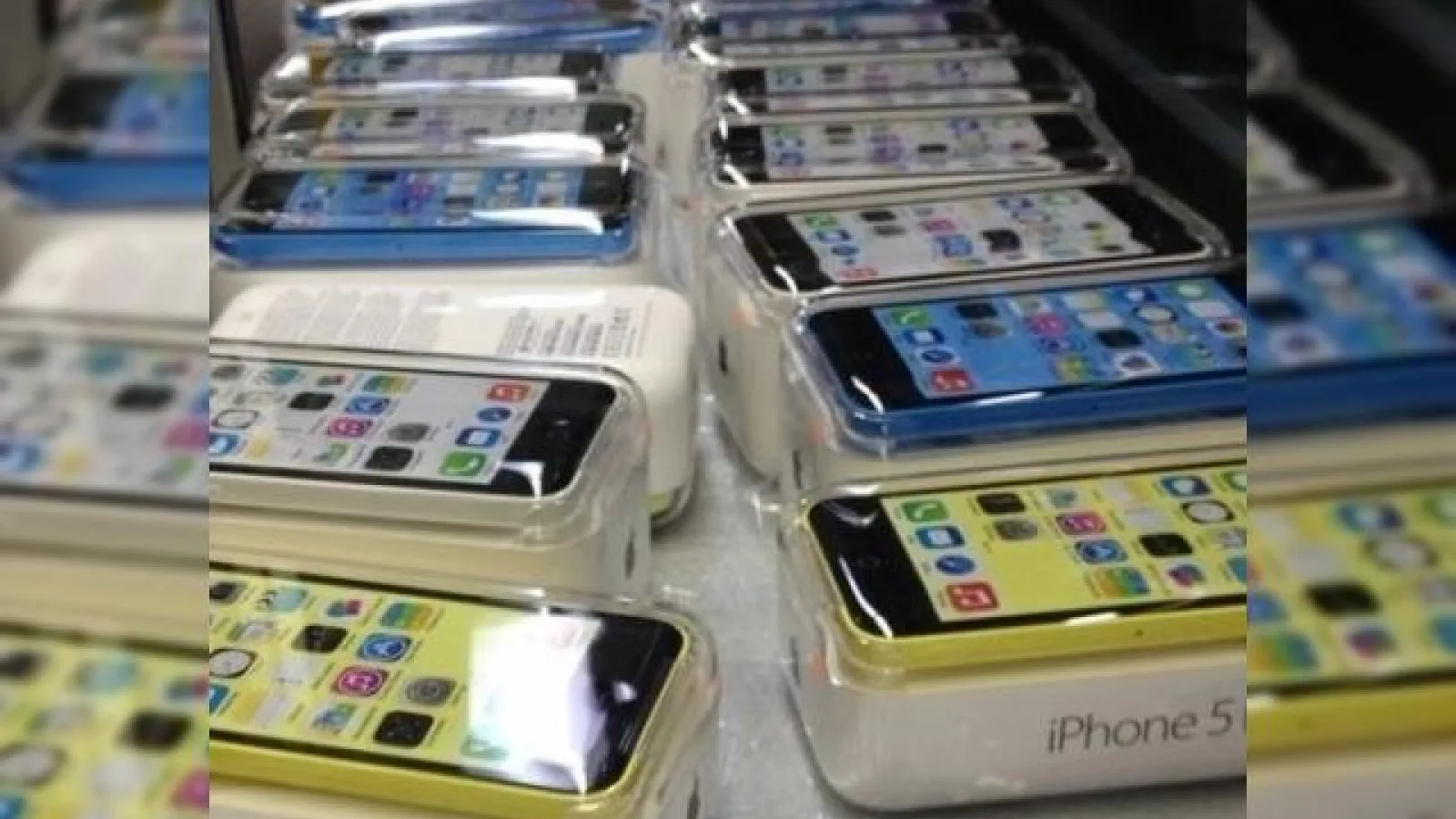 Ambalajele lui iPhone 5C fotografiate la sosirea În SUA, produsele ajung În magazine in jur de 20 septembrie