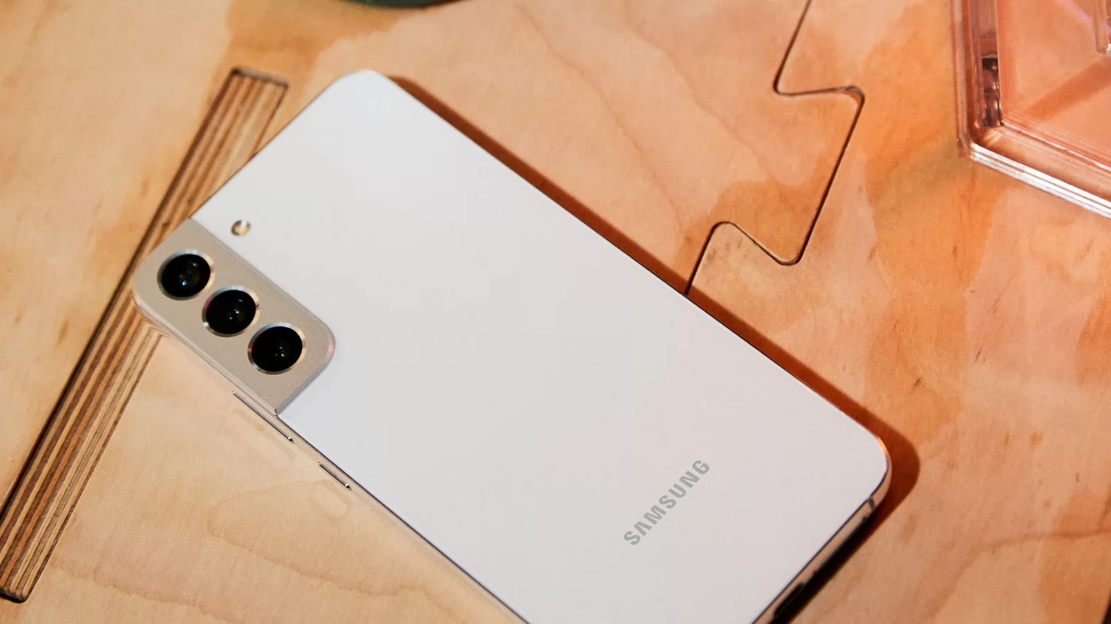 Samsung Galaxy S22 devine oficial: telefon compact cu display inteligent, spate din sticlă, procesor Exynos 2200