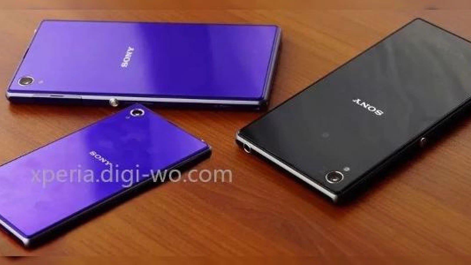 Sony Xperia Z1 Mini fotografiat lângă un Z1, În varianta mov