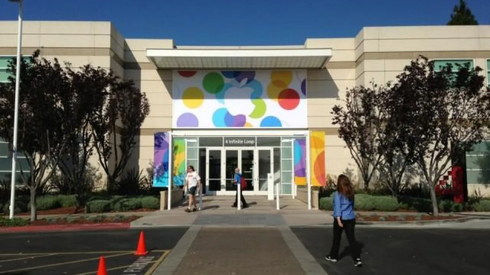 Apple Își decorează campusul pentru lansarea iPhone de azi; Mai sunt câteva ore!