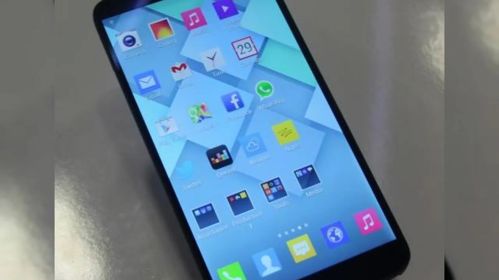 IFA 2013: Alcatel One Touch Hero hands on - phablet de 6 inch cu interfață ce amintește de iOS 7 (Video)