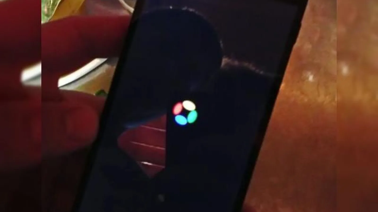 Avem și primele clipuri hands on cu LG Nexus 5 și imagini cu ecranul de start al lui Android KitKat (Video)
