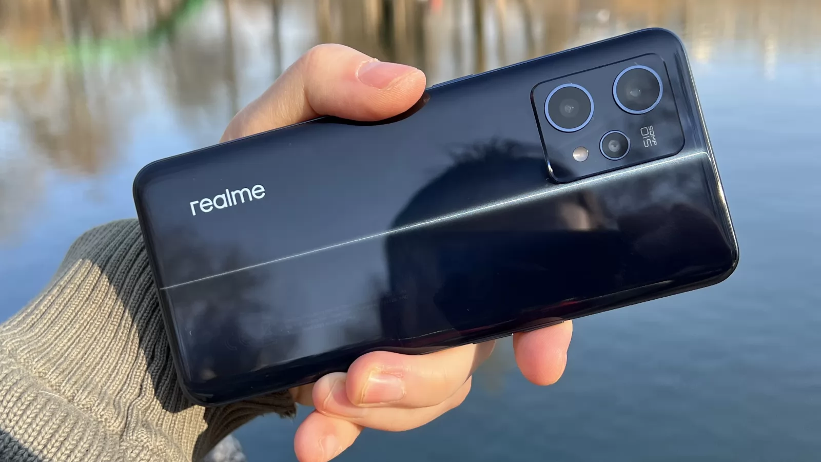 realme 9 PRO+: Design cameleonic, sobru în versiunea noastră, cu arc de lumină rebel