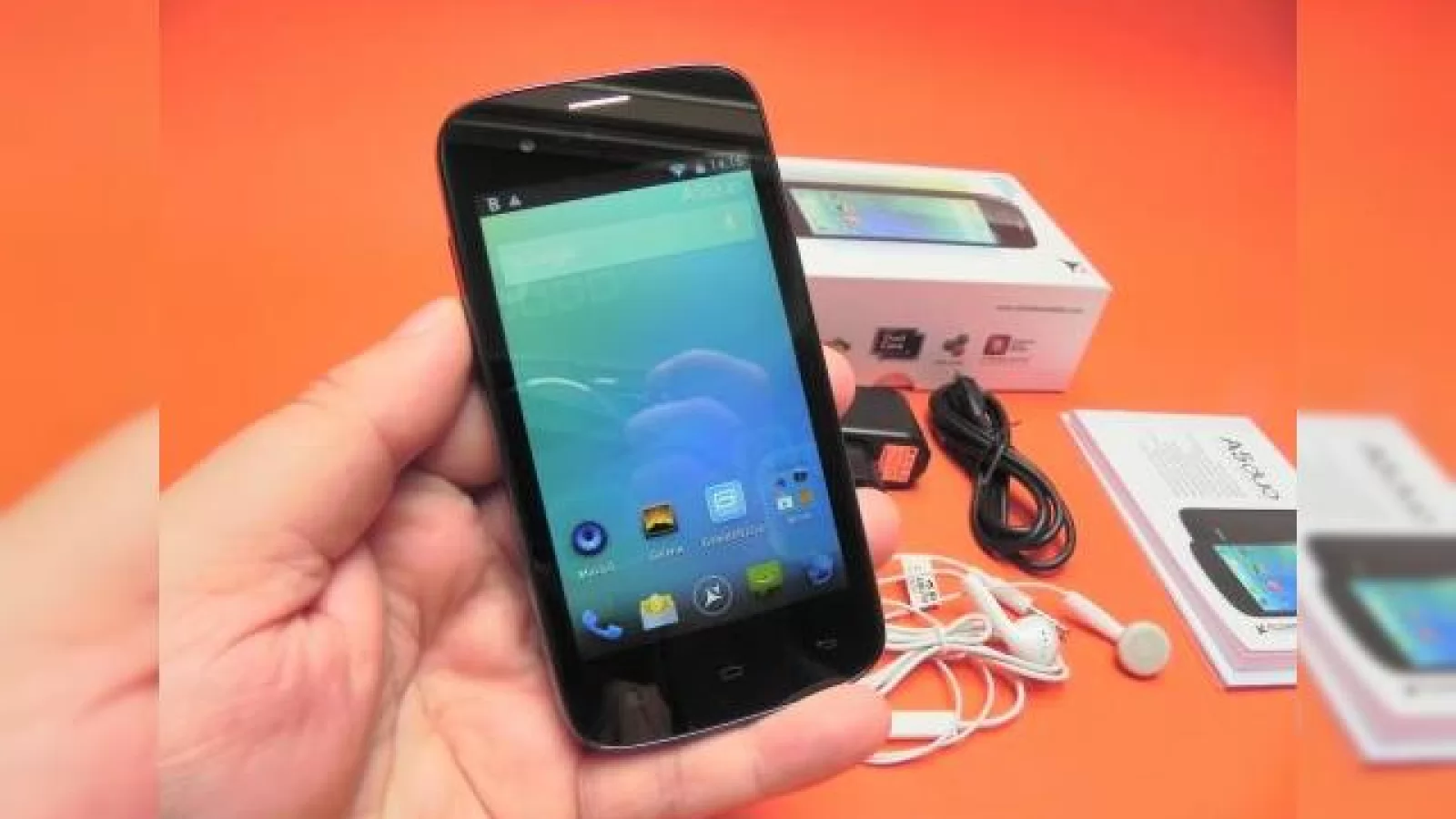Allview A5 Duo unboxing: scoatem din cutie un handset tineresc, cu folie pentru ecran la pachet (Video)
