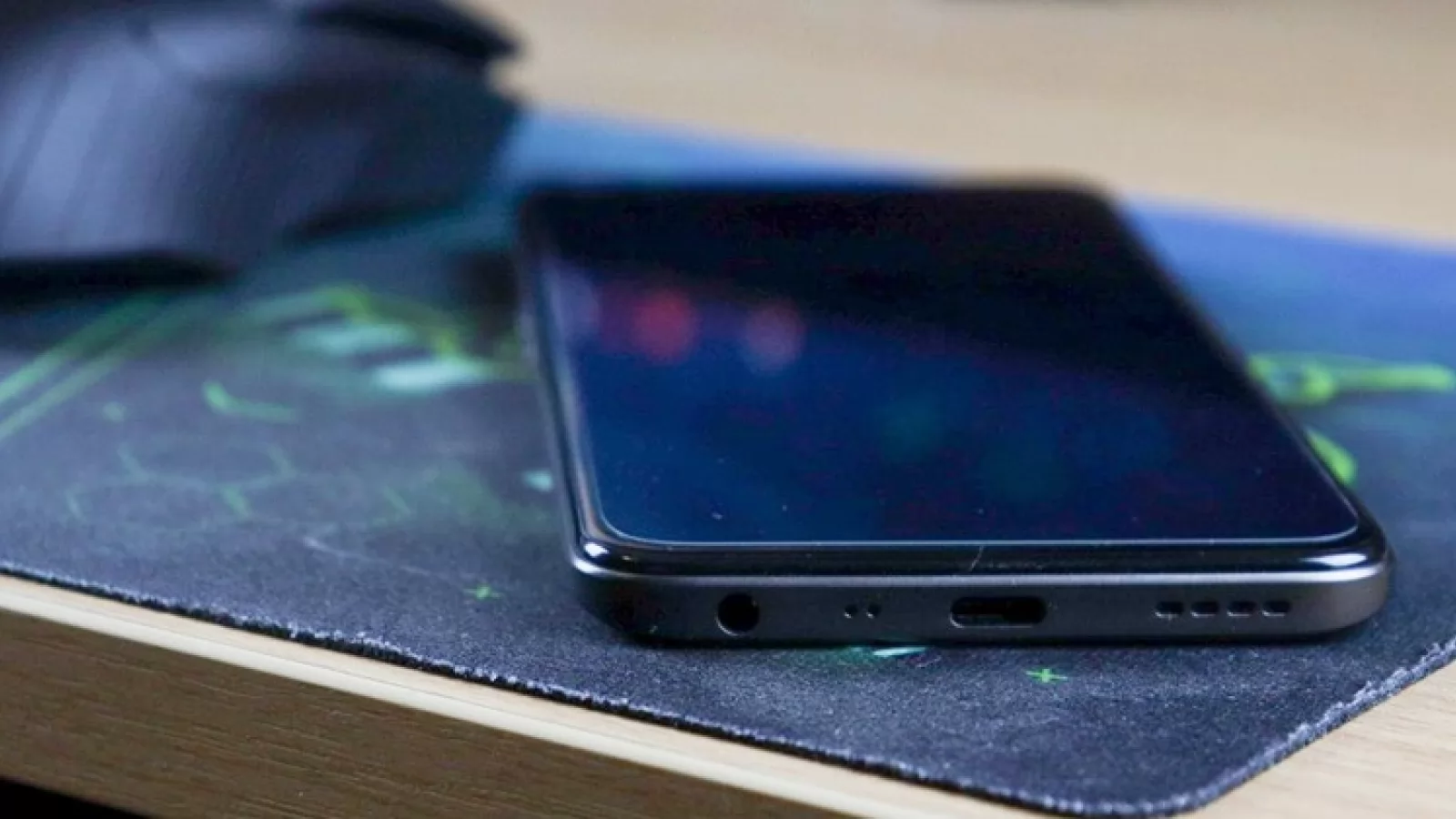 Realme 8i : Un singur difuzor, dar cu putere suficientă și claritate bună