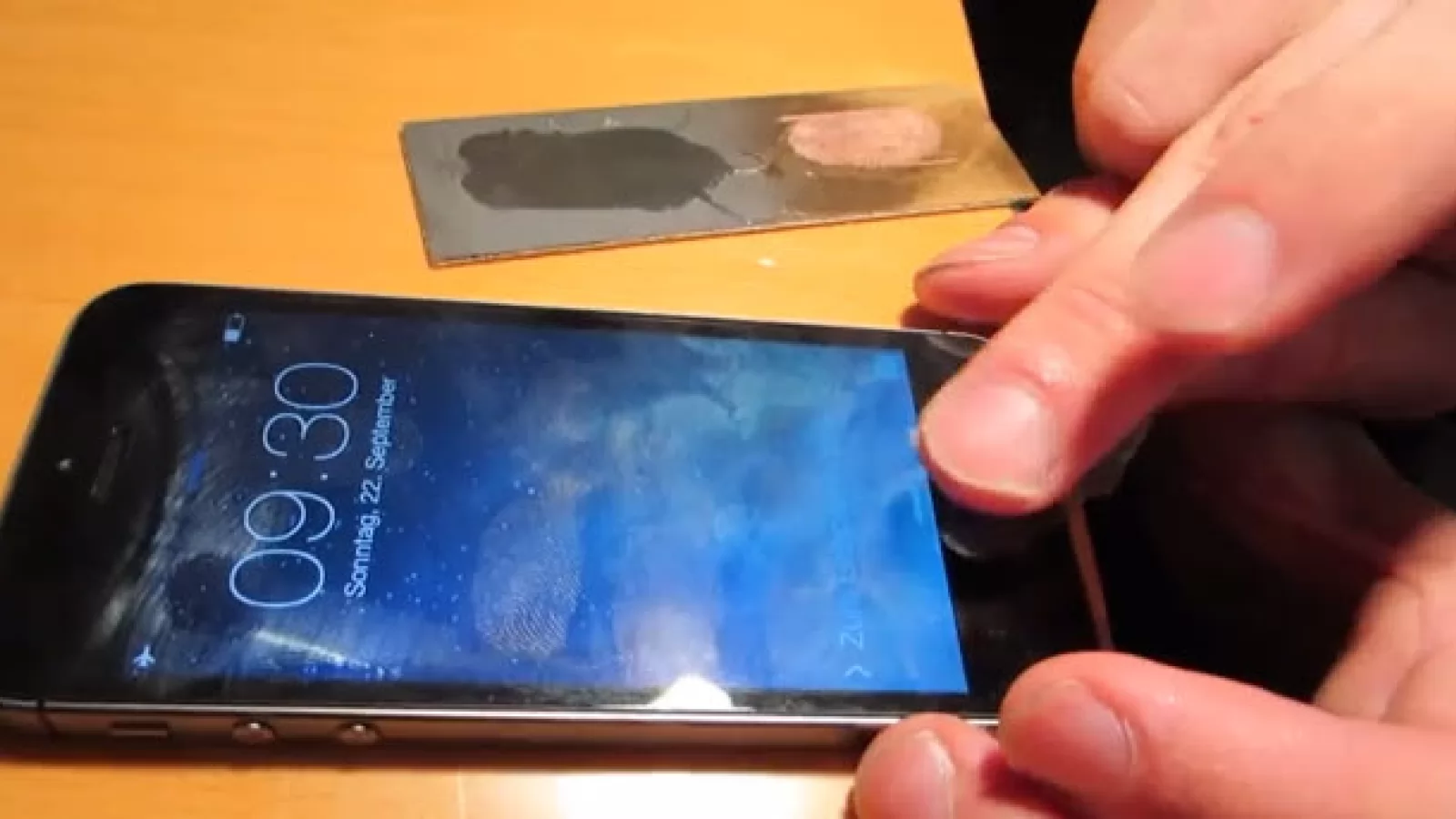 Scannerul de amprente Apple Touch ID a fost deja hackuit (Video)